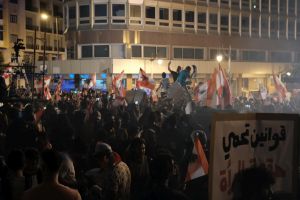Libanezii vor înlăturarea preşedintelui şi a altor oficiali