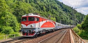 Un tren cu direcţia Bucureşti - Braşov a luat foc în Prahova