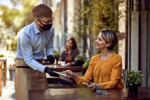 "Prelungirea închiderii restaurantelor este o măsură disproporţionată a Guvernului, comparativ cu deciziile altor ţări"