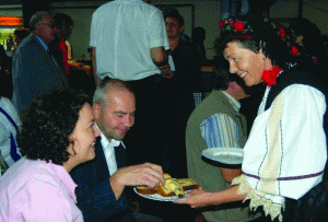 Cozonacul tradiţional "bate" de departe pe cel din import.