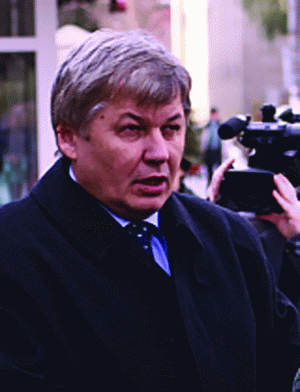 Medicul Benedek Imre a fost exclus ieri din UDMR. Domnia sa a încercat să se apere de la tribuna Consiliului Reprezentanţilor Unionali, însă a fost refuzat pemotiv că şi-a pierdut calitatea de membru alUDMR. UDMRa decis să îi retragă lui Benedek sprijinul politic şi să îl excludă din cadrul Uniunii pe motiv că a adus "prejudicii irecuperabile UDMR şidaune morale imense". (Rompres)