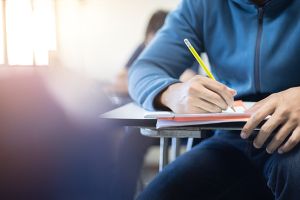 "Peste 1.200 de elevi care au obţinut media 10 la examenele naţionale vor primi stimulente financiare"
