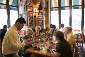 Restaurantele şi instituţiile de cultură îşi reiau activitatea