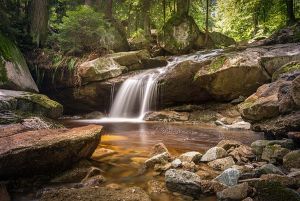 Mai multe pungi cu rămăşiţe umane, descoperite într-un râu în Anglia