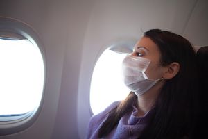 Toţi pasagerii unui zbor din Grecia obligaţi la carantină şi numiţi "Covidioţi"