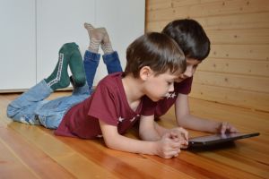 Donaţie de peste 4.000 de tablete şi laptopuri pentru elevii de la sate