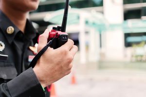 Verificări în cazul unor poliţişti, după ce un cetăţean le-a scăpat de sub escortă