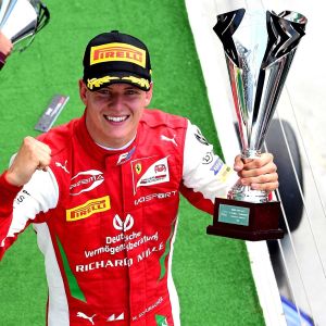Mick Schumacher va pilota monopostul Ferrari al tatălui său, pe circuitul de la Mugello