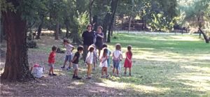 Educatoarele au scos copiii la mers pe vârfuri şi pe călcâie, în cerc, ieri, în Cişmigiu. Dacă i-ar lăsa să se joace în voia lor, atunci copiii ar face mai multă mişcare. E adevărat, nu ar mai învăţa disciplina... (fotografie de MAKE)