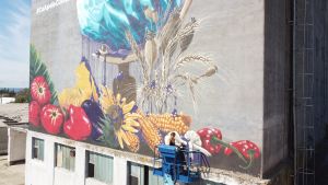 O pictură murală este semnalul de alarmă privind impactul poluării cu plastic