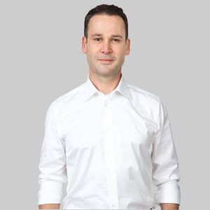 ''Le mulţumesc tuturor celor care au ieşit la vot; îl felicit pe Nicuşor Dan''