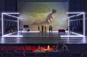 Stagiune teatrală, deschisă cu o premieră şi ... distanţare
