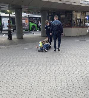 VIDEO: Persoană cu dizabilităţi, bruscată de poliţie la gara din Braşov