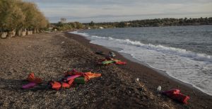 Opt migranţi au murit, aruncaţi de la bordul navei cu care încercau să fugă de război