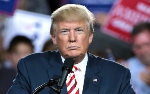 Prin încetarea negocierilor pentru pachetul de stimulare economică, Trump vrea să câştige voturi