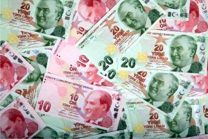 Lira turcească a atins ieri un minim record, pe fondul tensiunilor cu SUA legate de achiziţia de sisteme de apărare antiaeriană din Rusia