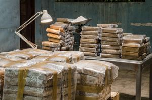 Trei tone de cocaină ascunse într-o navă au fost capturate de poliţie