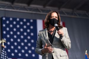 Vicepreşedintele Pence reacţionează la incidentul cu musca din dezbaterea cu democrata Harris
