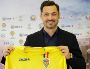 Mirel Rădoi: "Îmi reproşez că nu am fost în stare să capacitez jucătorii pentru miza partidei cu Islanda. Acolo s-a rupt firul, cum se spune pe româneşte, a fost un moment în care jucătorii nu au ştiut cum să gestioneze această necalificare şi nici noi nu am ştiut să le explicăm, drept dovadă ce s-a întâmplat cu Norvegia. Nu văd resemnare la jucători, ci o lipsă de reacţie".