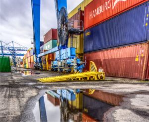 Un război comercial ar fi dăunător atât pentru economiile europene cât şi pentru cele americane, deşi UE va pierde mai mult dacă se vor impune tarife exporturilor sale către Statele Unite.