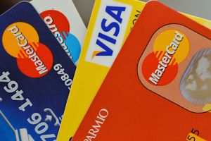 Visa şi Mastercard, acuzaţi de marii comercianţi că percep taxe excesive