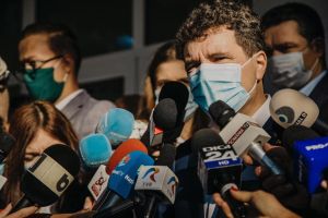 ''Uşa mare a Primăriei, deschisă în prima zi cu mai puţin de 100 de cazuri de COVID-19''