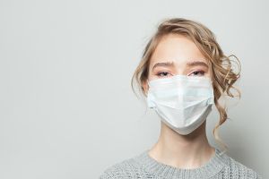 Masca de protecţie devine obligatorie în toate spaţiile publice deschise