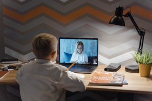 Cadrele didactice recunosc că se descurcă greu cu predarea online