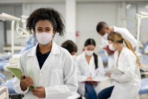 Studenţii de la Medicină din Constanţa se implică în efectuarea anchetelor epidemiologice
