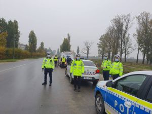Poliţiştii au organizat acţiuni în trafic în noaptea de duminică spre luni