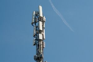 Asociaţia Pro Consumatori avertizează despre montarea pe blocuri a antenelor 5g, fără permisiunea proprietarilor