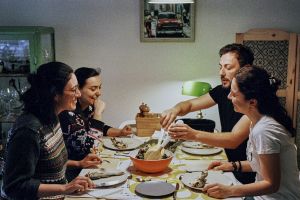 Şase din 10 români se aşteaptă să cheltuiască mai puţini bani pentru sărbătorile de iarnă 