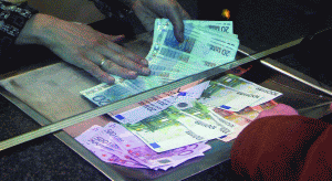 Începând cu luna decembrie a anului trecut, băncile transmit semnale de uşoară ieftinire a creditelor.
