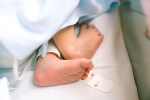 O fetiţă de o lună cu COVID-19 a fost transferată în stare gravă de la Suceava la Iaşi