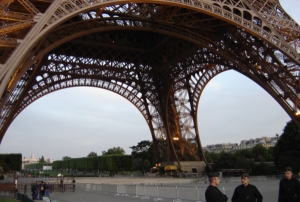 O secţiune a scării originale a Turnului Eiffel, compusă din 14 trepte, a fost adjudecată la aproape 275.000 de euro