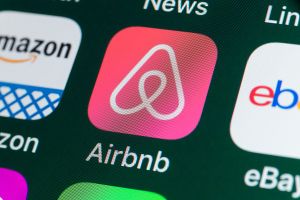 Airbnb ţinteşte o evaluare de până la 34,8 miliarde de dolari a ofertei sale publice iniţiale