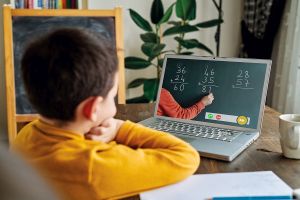 Două treimi dintre copiii de vârstă şcolară din lume nu au acces la Internet acasă