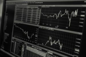 Românii sunt conservatori cu investiţiile lor, însă generaţiile mai tinere vor să exploreze pieţele financiare