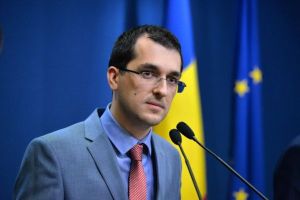 Vlad Voiculescu reclamă că la o secţie de votare din Bucureşti membrii comisiei nu poartă masca de protecţie