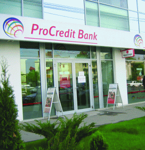 Poliţiştii şi jandarmii pensionaţi îşi pot primi pensiile şi prin ProCredit Bank