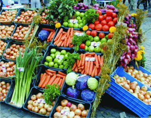 Sub motivaţia că euro a crescut, comercianţii sau distribuitorii de fructe au majorat preţurile pentru legume şi fructe.
