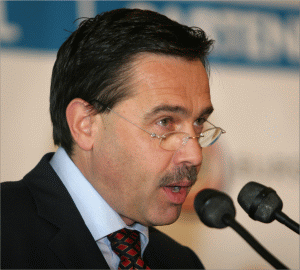 Gheorghe Pogea, declara, că programul economic al noului guvern prevede reducerea în 2009 cu 15% a cheltuielilor publice cu bunurile şi serviciile faţă de 2008.