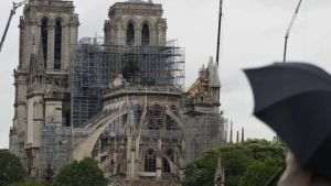 Membrii corului de la Notre-Dame din Paris au susţinut concertul de Crăciun purtând echipamente de securitate