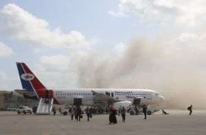Explozii pe un aeroport din Yemen după aterizarea primului-ministru al Arabiei Saudite