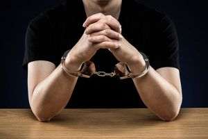 Bărbat, cercetat penal pentru tentativă de omor după ce şi-a agresat soţia