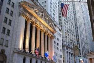 Bursa de la New York renunţă la delistarea a trei companii de telecomunicaţii din China