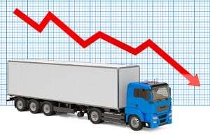 Anul trecut, exporturile au scăzut accelerat faţă de importuri 