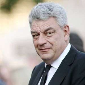 "Guvernul României stă cu vaccinul în depozite"