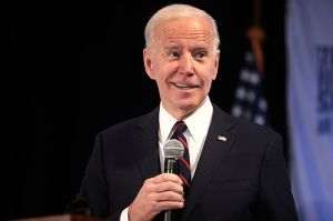 Biden preia conducerea unei Americi în criză