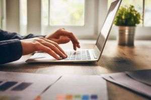  36% dintre angajaţi cred că îşi vor relua activitatea la birou în 2021, împreună cu întreaga echipă